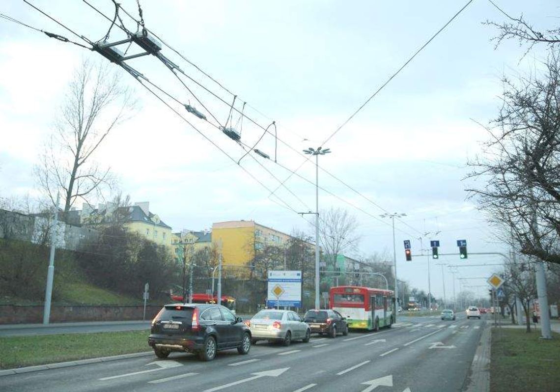 Źle powiesili trakcję trolejbusową. Miasto wyda pieniądze na poprawki? Źle powiesili trakcję trolejbusową. Miasto wyda pieniądze na poprawki?