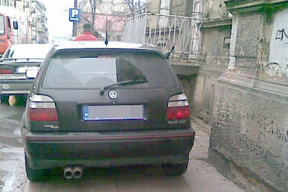 Źle zaparkowane auta przy Niecałej to zmora mieszkańców