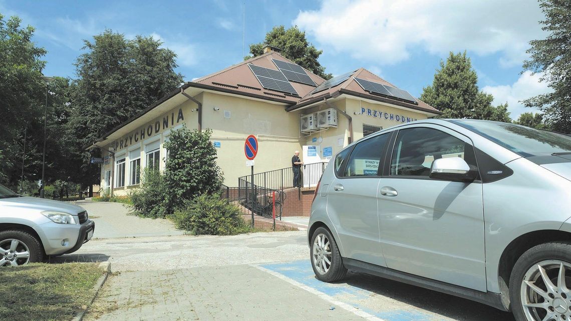 Zlikwidowali miejsca parkingowe dla niepełnosprawnych. Korzystali z nich pacjenci przychodni