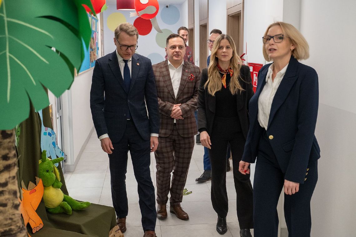 Wiceminister rodziny, pracy i polityki społecznej Aleksandra Gajewska wraz z posłem Michałem Krawczykiem odwiedzili nowy żłobek w Łęcznej. Placówka oferuje nowoczesne sale zajęć, w tym salę zmysłów, i zapewnia opiekę dla najmłodszych mieszkańców regionu, a także wspiera rodziców powracających na ryn
