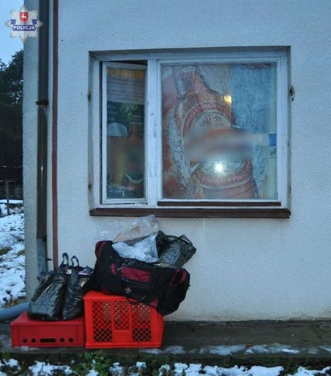 Złodziej był w sklepie, kiedy przyjechali policjanci. Gdzie się ukrył?