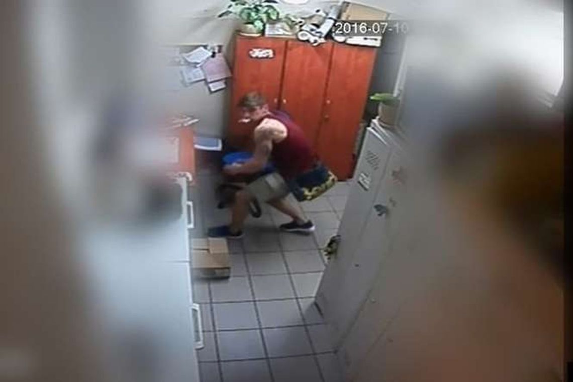Złodziej na zapleczu sklepu. Nagrała go kamera (wideo) Złodziej na zapleczu sklepu. Nagrała go kamera (wideo)