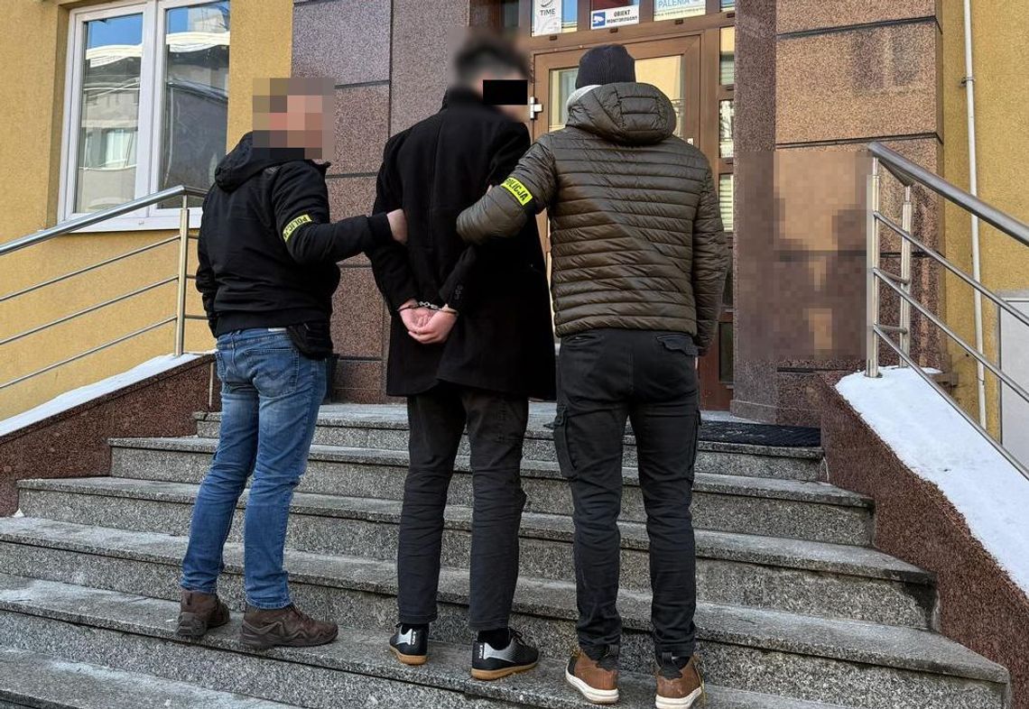 Doprowadzenie podejrzanego przez policjantów do prokuratury