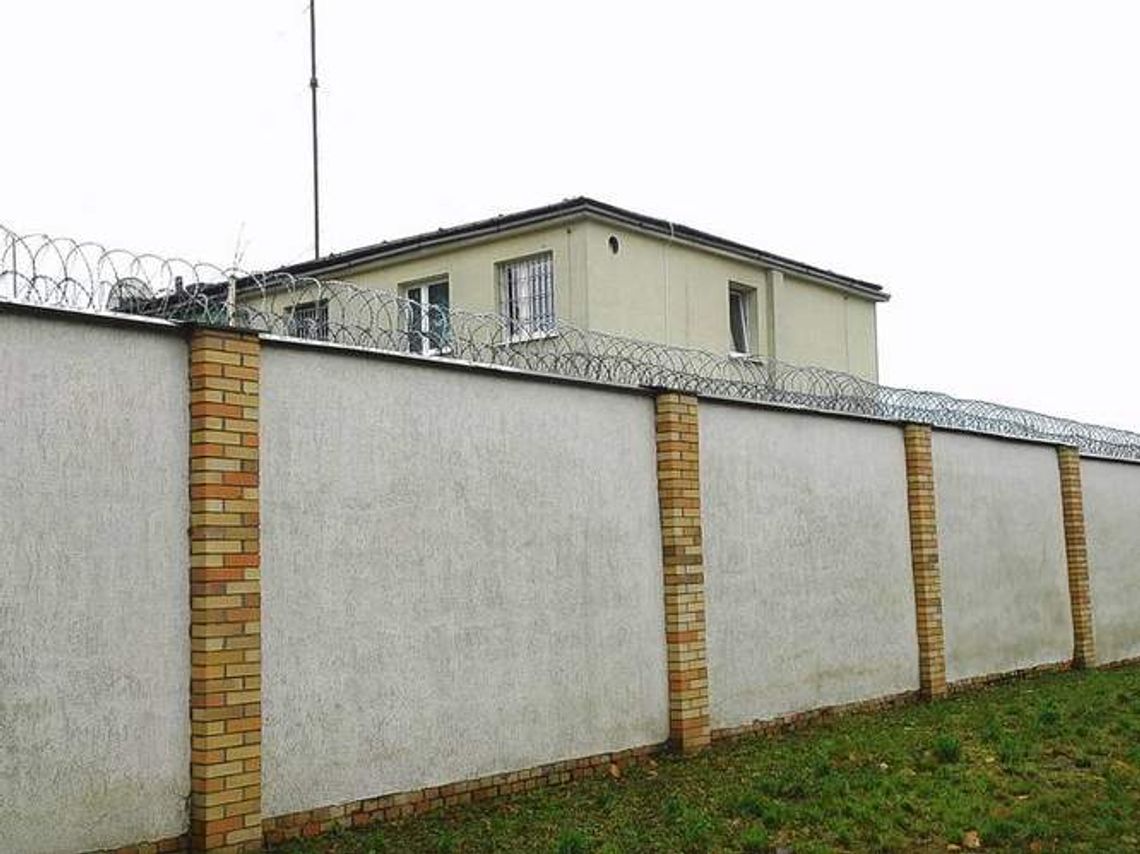 Złodziej przeskoczył mur więzienia i uciekł. Poszukiwania trwają