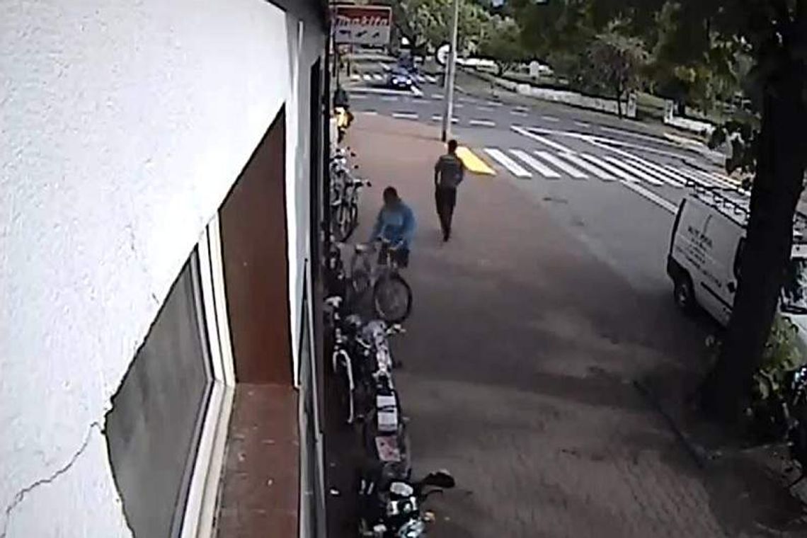 Złodziej roweru w kamerze monitoringu (wideo)