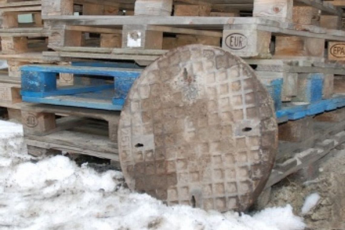 Złodziej ukradł włazy od studzienek kanalizacyjnych