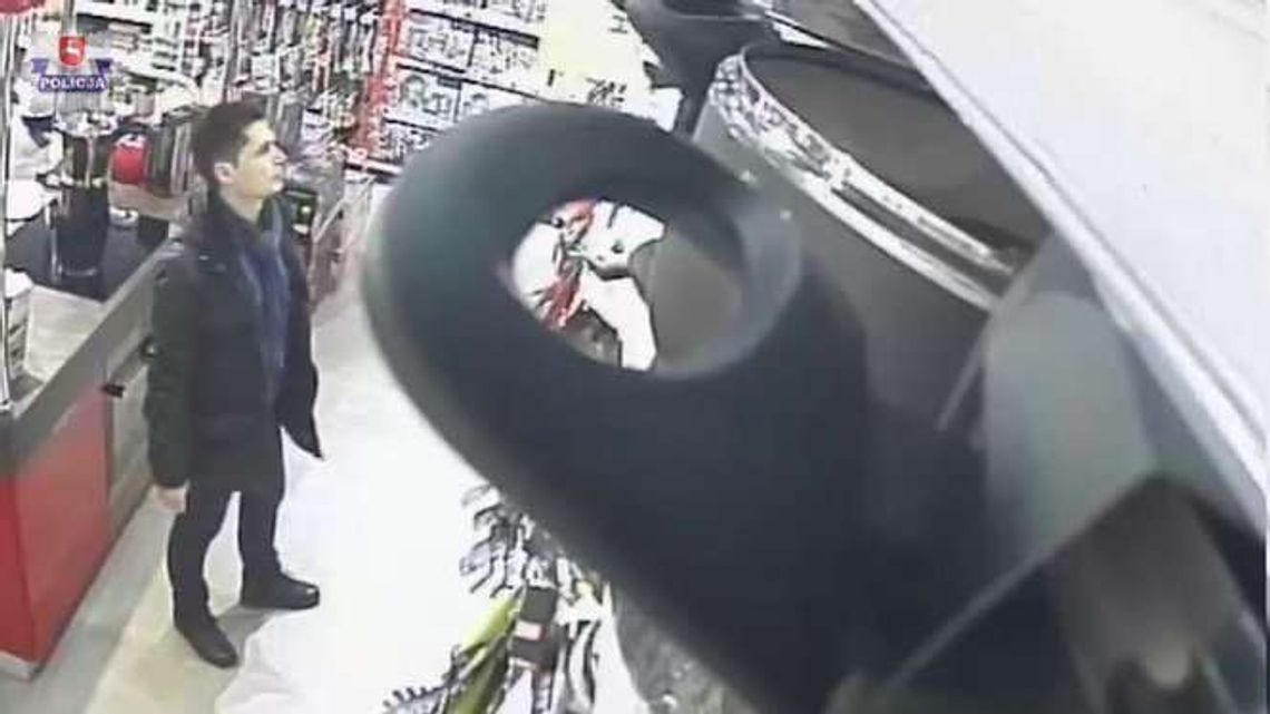 Złodziej w sklepie. Nagrał go monitoring Złodziej w sklepie. Nagrał go monitoring