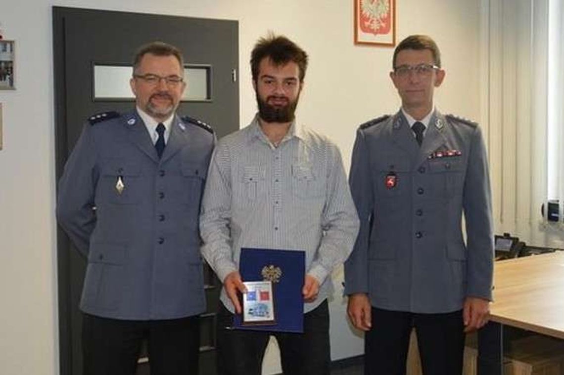 Złodziej wyrwał kobiecie torebkę. Młody mężczyzna ruszył w pościg i go złapał Złodziej wyrwał kobiecie torebkę. Młody mężczyzna ruszył w pościg i go złapał