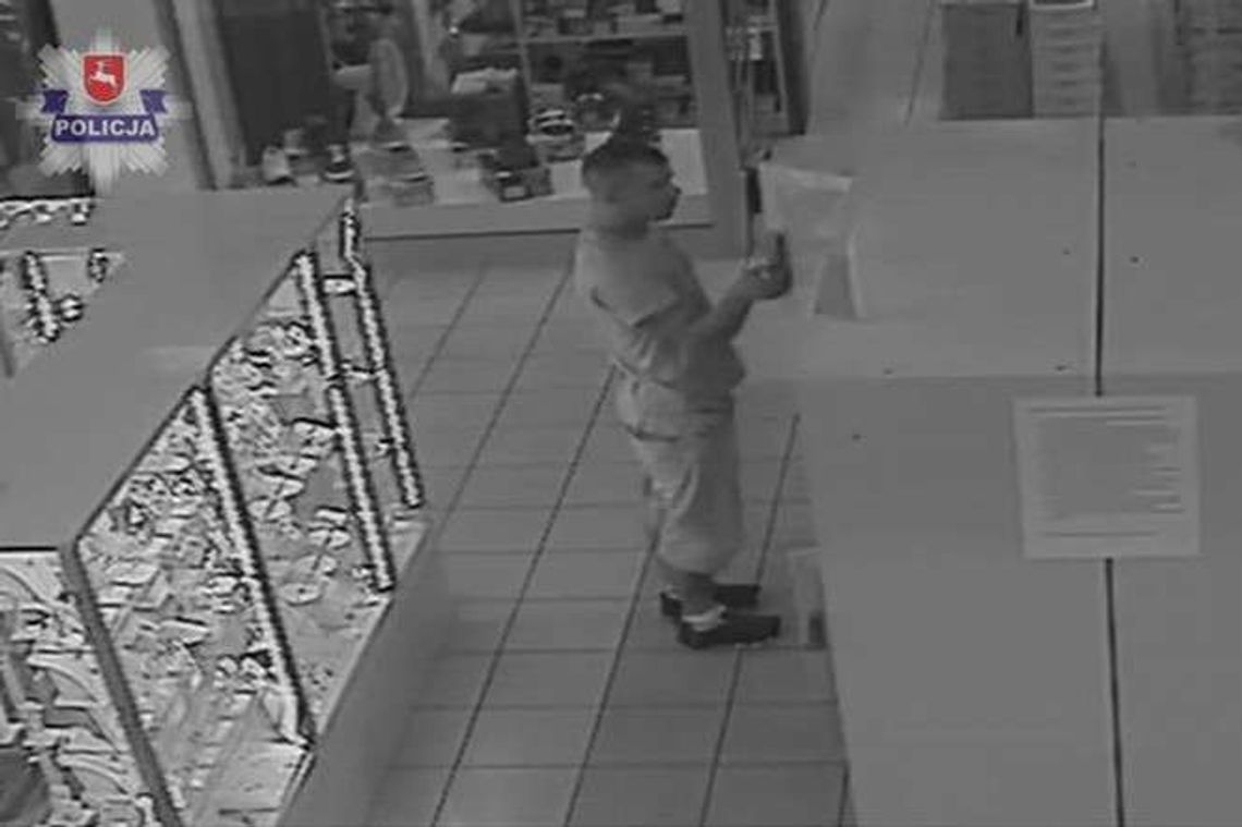 Złodziej z hipermarketu. Ukradł zakupy z szafki depozytowej (wideo) Złodziej z hipermarketu. Ukradł zakupy z szafki depozytowej (wideo)