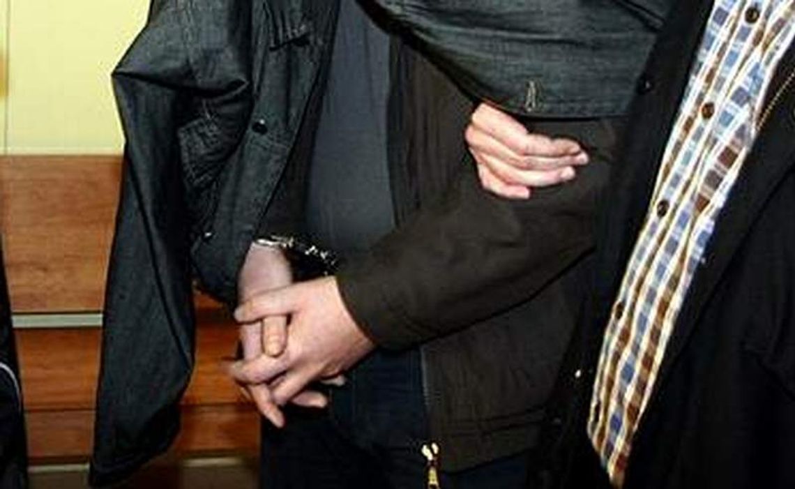 Złodziej z pończochą na głowie uciekał przez rzekę i bagna