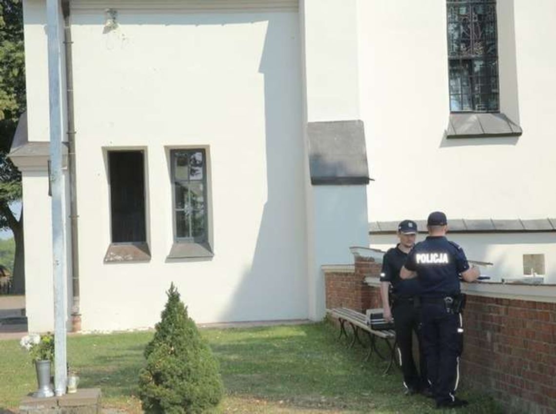 Złodzieje okradli kaplicę w Wąwolnicy. Policjanci szukają zdjęć lub filmów