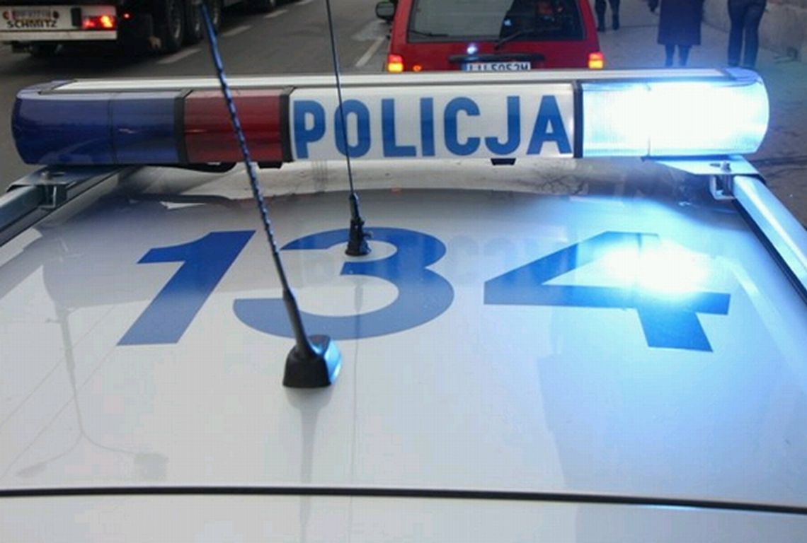 Złodzieje wybiegli z Galerii Olimp z torbami ubrań, wpadli na policjantów Złodzieje wybiegli z Galerii Olimp z torbami ubrań, wpadli na policjantów