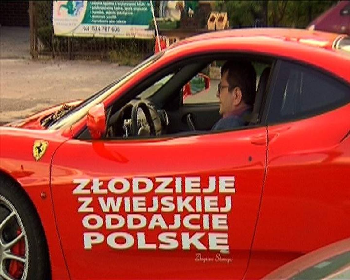 "Złodzieje z Wiejskiej, oddajcie Polskę" - napisał biznesmen na swoim ferrari