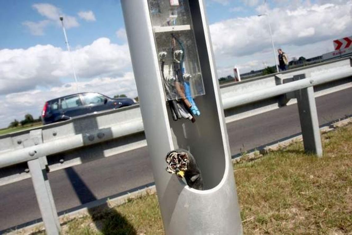 Złodzieje zgasili. Miasto włączy oświetlenie