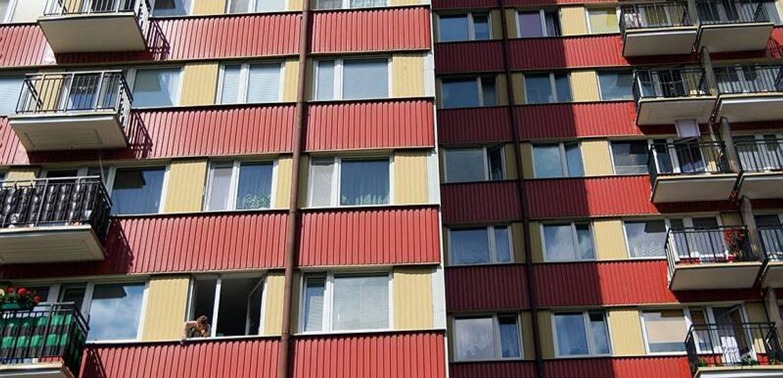 Złodziejka chodziła po balkonach między piętrami