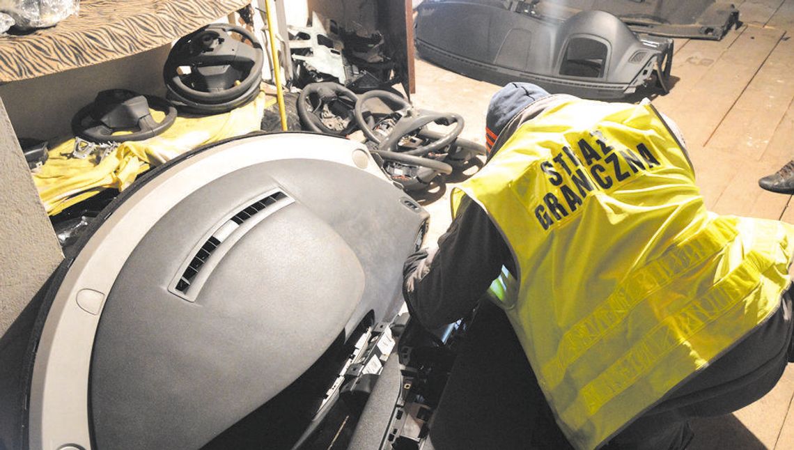 Złodziejska dziupla z częściami samochodowymi. Sprzedawali je na aukcjach w internecie