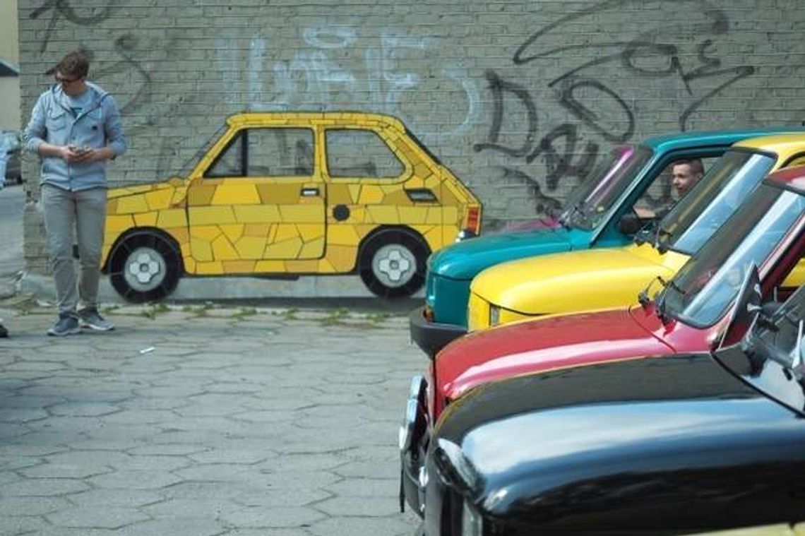 Zlot maluchów pod mozaiką. "Wszyscy się oglądają i dziwią, że ktoś tym jeździ" Zlot maluchów pod mozaiką. "Wszyscy się oglądają i dziwią, że ktoś tym jeździ"