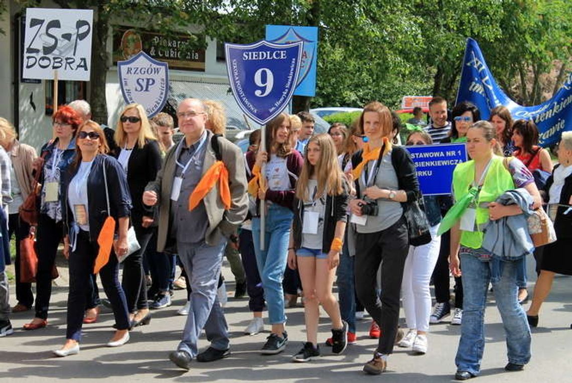 Zlot szkół sienkiewiczowskich w Puławach. Przyjechali z całego kraju