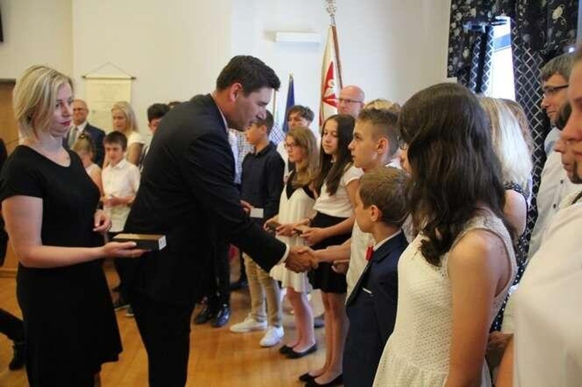 Złote Pióra dla prymusów z Białej Podlaskiej. Lista nagrodzonych uczniów