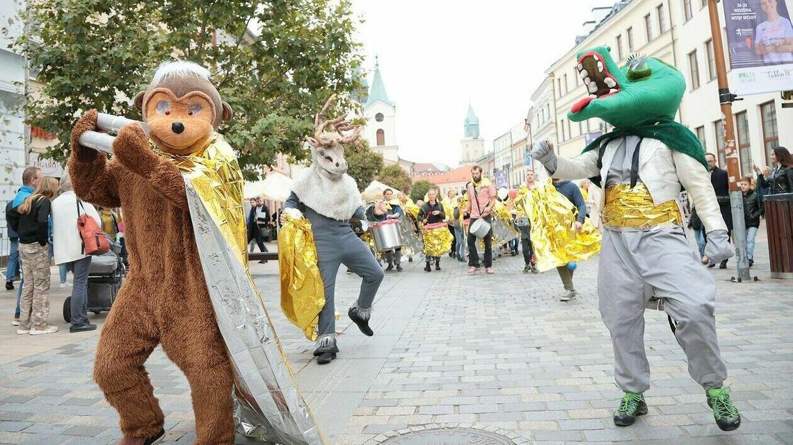 Złoty orszak na ulicach Lublina. Chcą powiedzieć o bardzo ważnej sprawie dla dzieci i ich rodziców