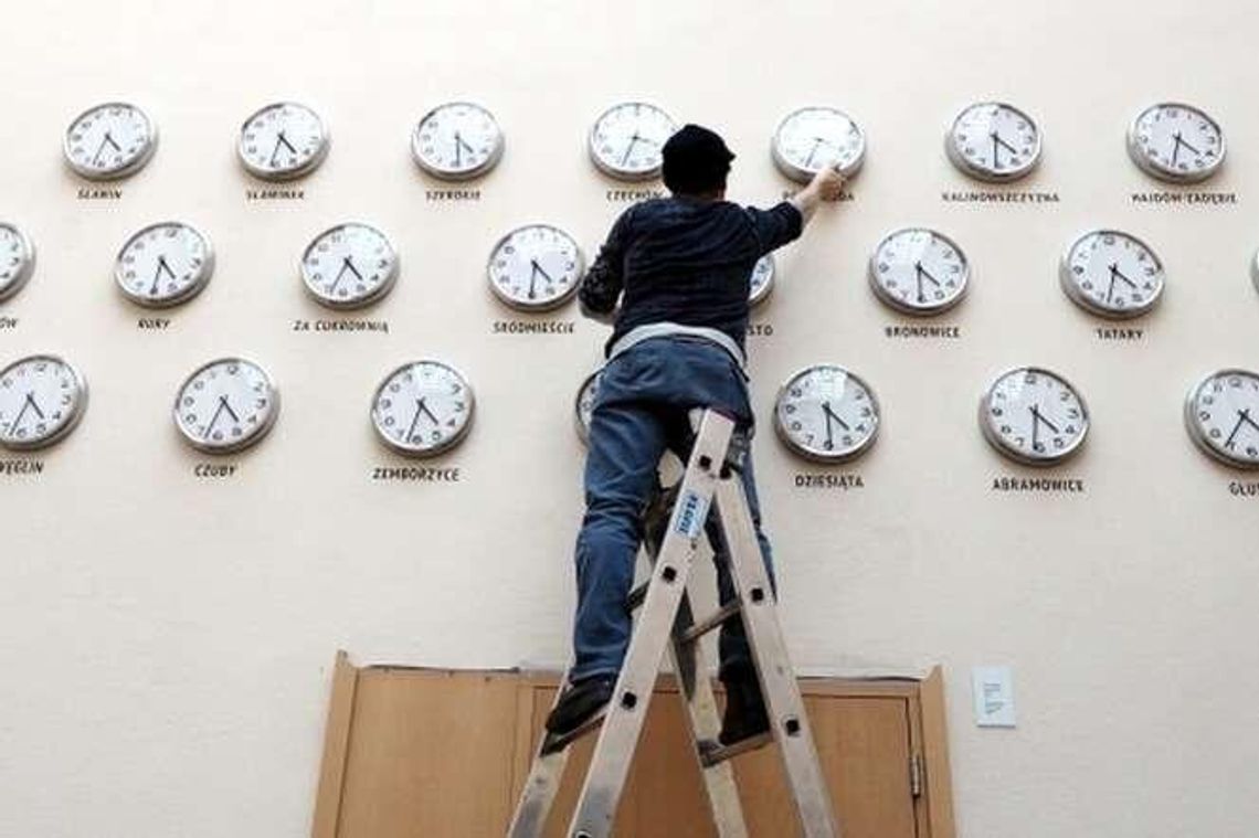 Zmiana czasu 2018 na letni. Kiedy przestawiamy zegarki, jak kursują pociągi?