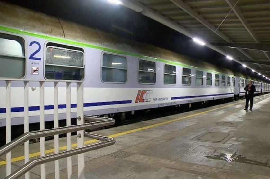 Zmiana czasu kłopotliwa dla podróżujących. Stanęło kilkanaście pociągów