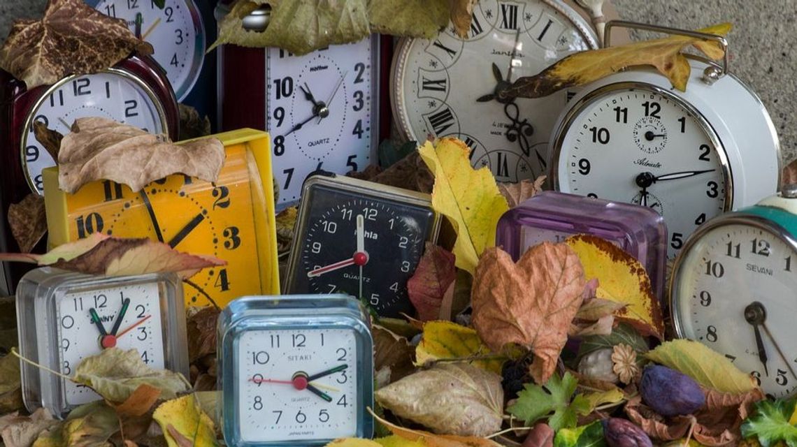 Zmiana czasu na zimowy 2019. Śpimy dłużej czy krócej? Likwidacja zmian czasu "zamrożona"