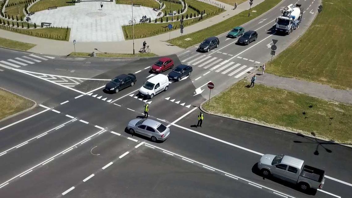 Zmiana organizacji ruchu na ważnym skrzyżowaniu. Niektórzy kierowcy się pogubili