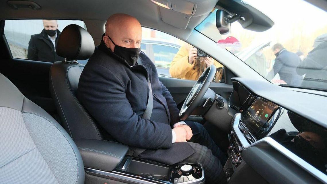 Zmiany u marszałka. Służbowym samochodem można też prywatnie