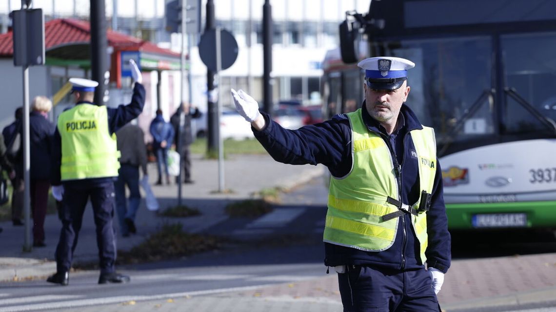 Zmiany w organizacji ruchu przy cmentarzach w Lublinie. Policja apeluje o ostrożność