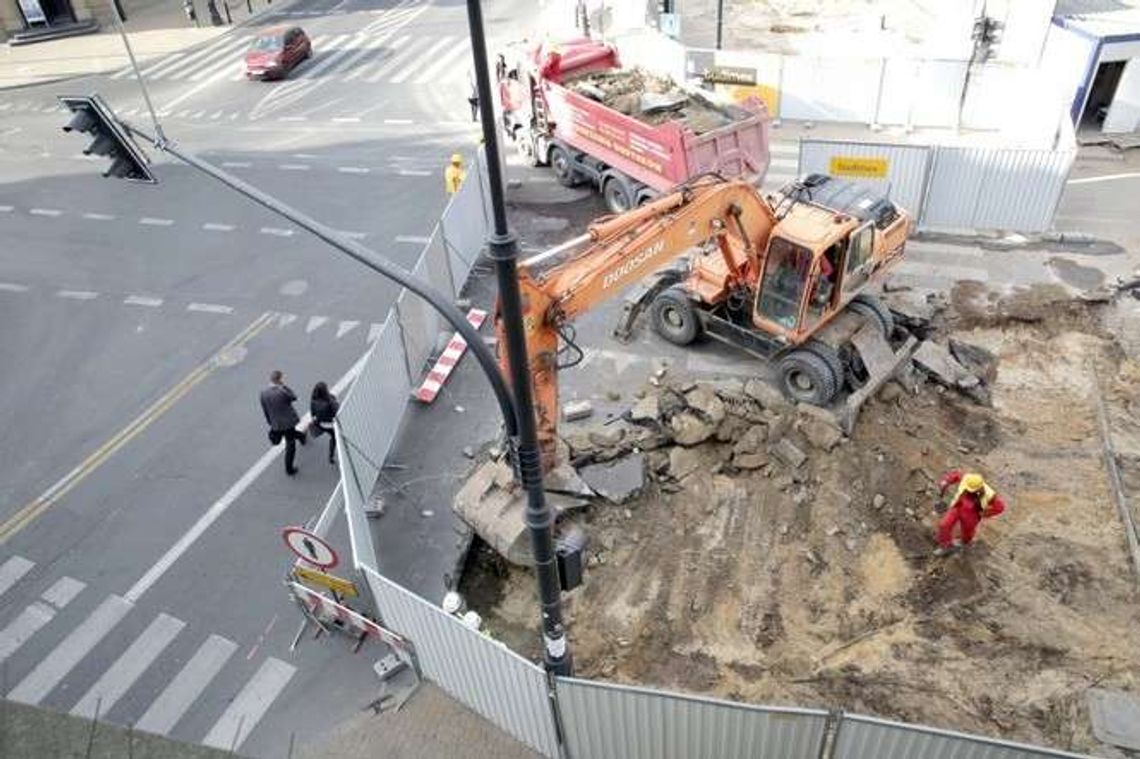 Zmiany wokół placu Litewskiego. Jeden pas dla kierowców, bez przejścia dla pieszych Zmiany wokół placu Litewskiego. Jeden pas dla kierowców, bez przejścia dla pieszych