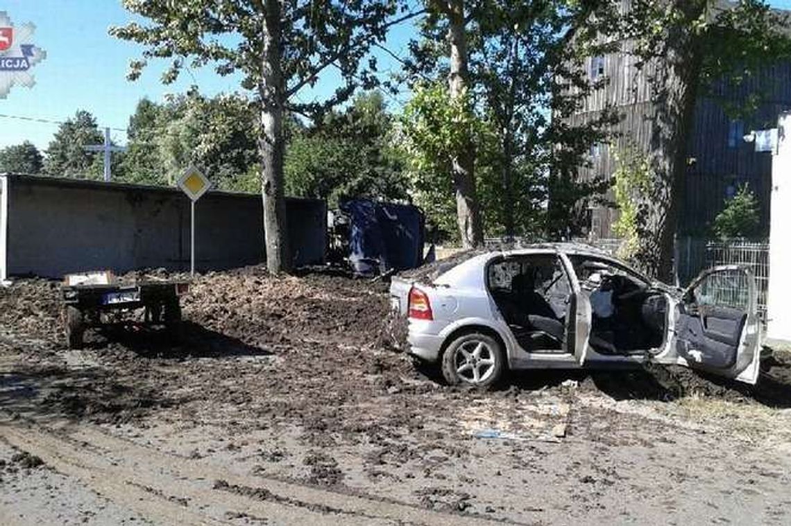 Żmiarki. Zderzyły się ciężarówka i auto przewożące ule z pszczołami, nie żyje jedna osoba