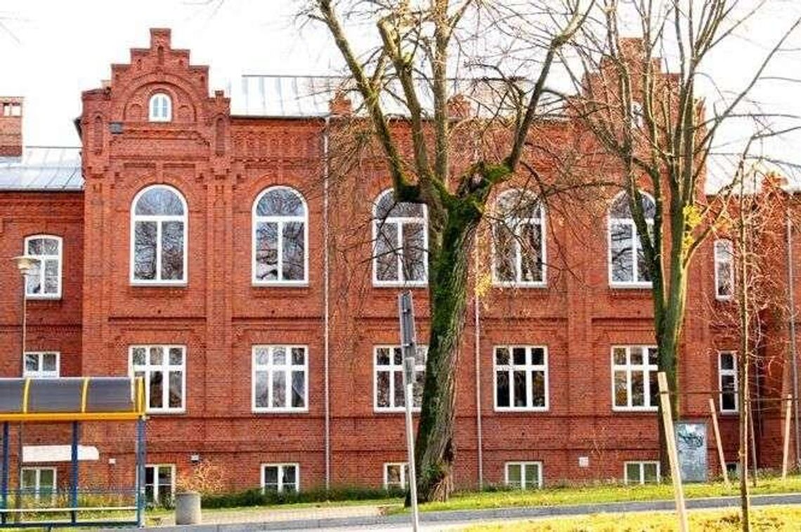 Zmienią się okolice starostwa w Puławach. Róże i stojaki na rowery