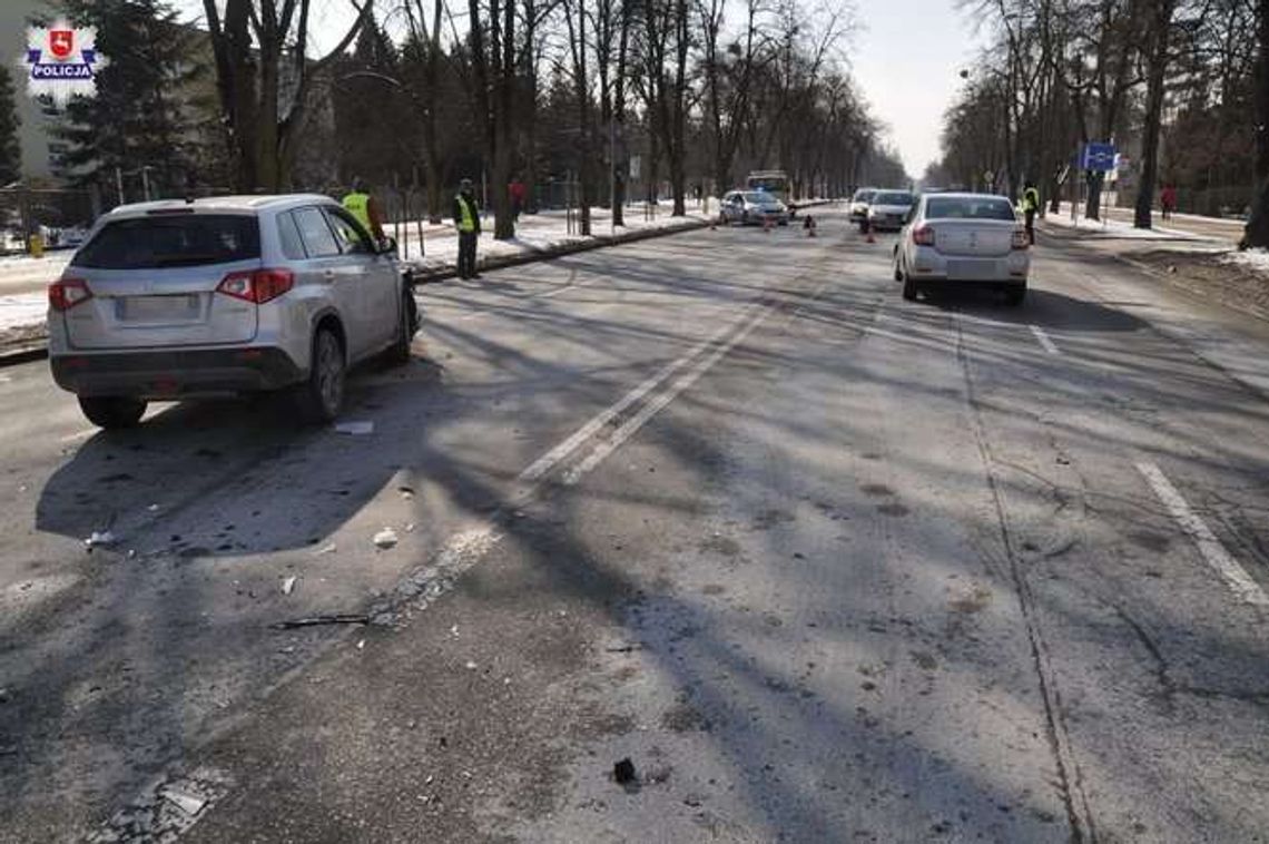 Zmieniała pas, uderzyła w samochód. Pasażerka w szpitalu