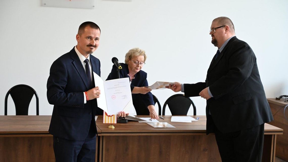 Zmienili statut, by starosta zatrudnił go na etat. Wiadomo, ile zarabia członek zarządu 