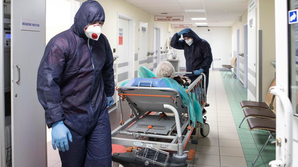 Zmniejsza się w szpitalach liczba chorych na COVID-19