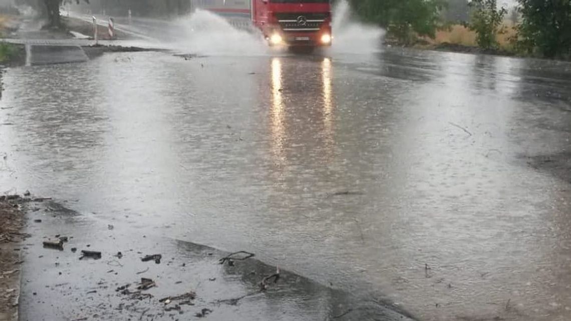 Zmyło drogę z Chełma do Hrubieszowa. Samochody grzęzną w błocie [zdjęcia]