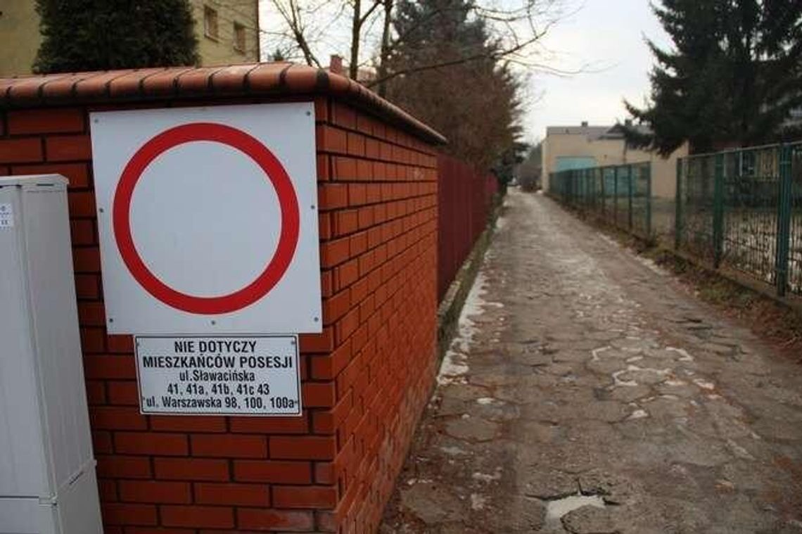 Znaki zakazu przy ul. Sławacińskiej i Warszawskiej. Umieszczone bezprawnie?