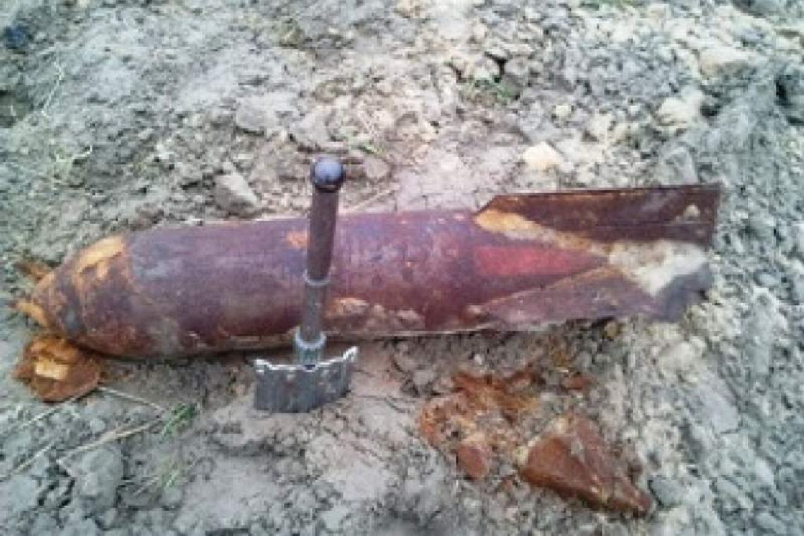 Znalazł na polu niewybuch bomby lotniczej Znalazł na polu niewybuch bomby lotniczej