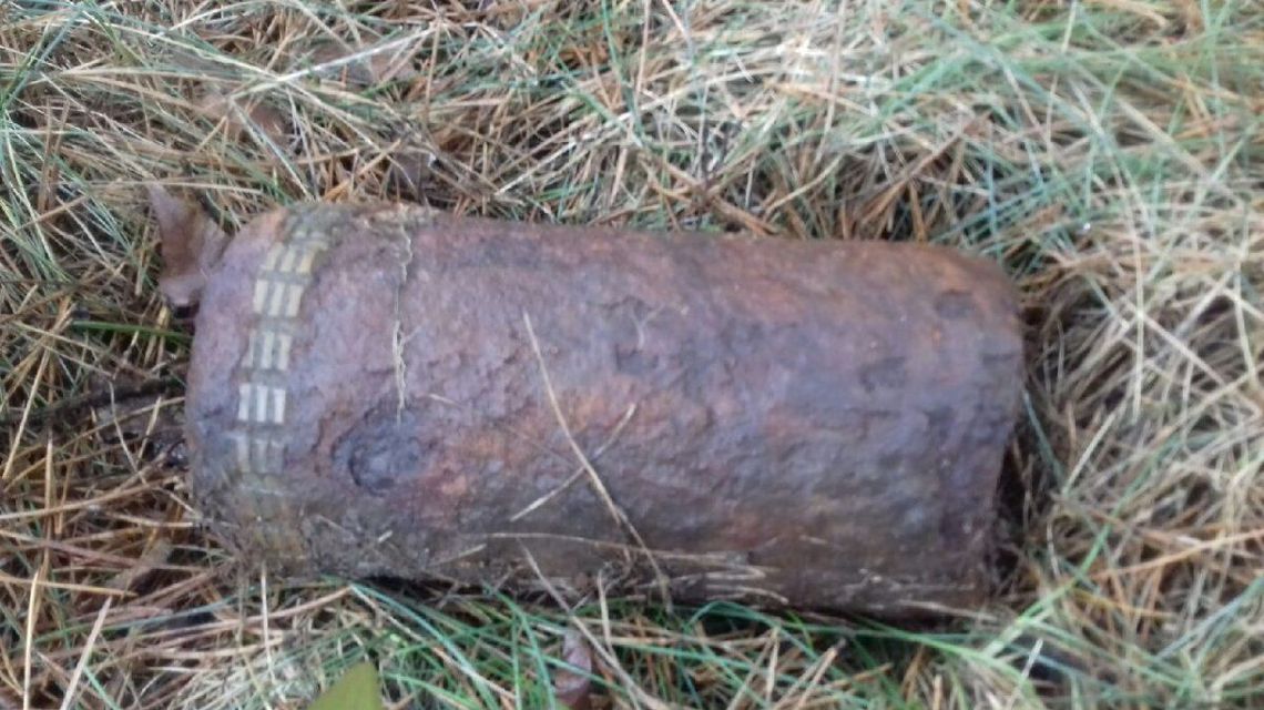 Znalazł pocisk artyleryjski na spacerze w lesie