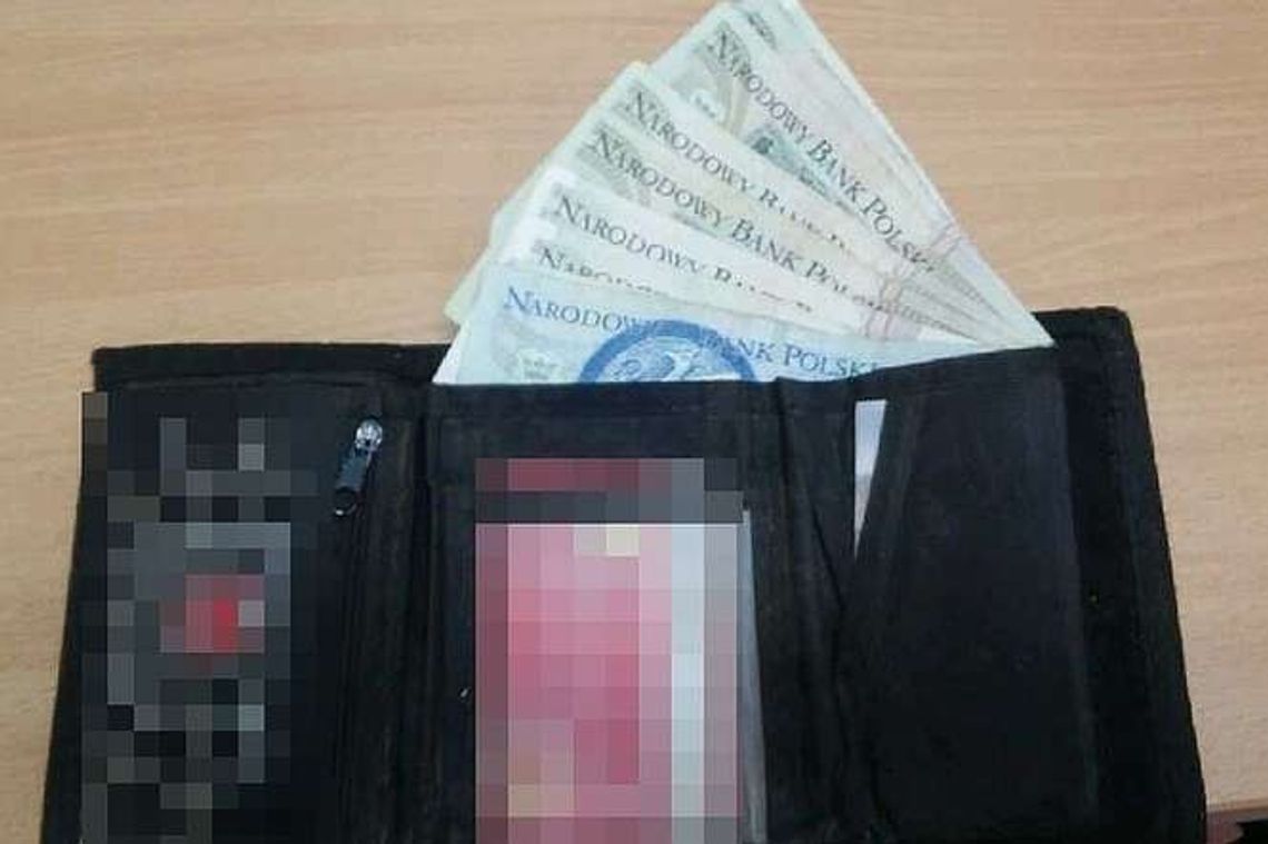 Znalazł portfel z pieniędzmi i oddał go policjantom Znalazł portfel z pieniędzmi i oddał go policjantom