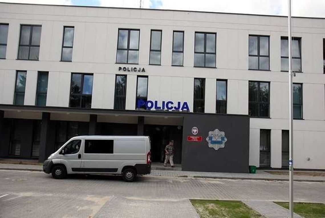 Znalazł torebkę, przyniósł na komisariat. Policjant ukradł pieniądze