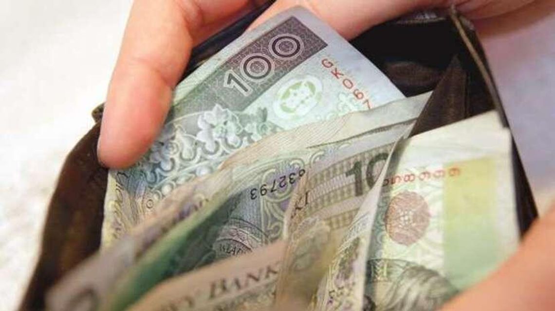 Znalazła na przystanku pieniądze. Są do odebrania na komendzie