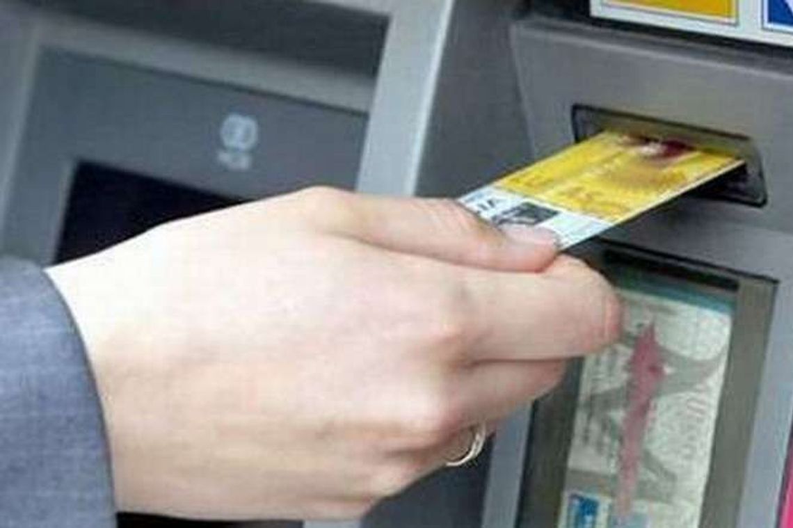Znalazła w mieszkaniu kartę do bankomatu i numer PIN. Sprzątaczka skorzystała z okazji