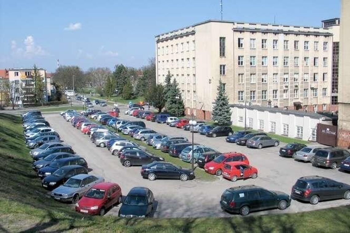 "Znalezienie miejsca parkingowego graniczy z cudem". Jest pomysł na nowe parkingi