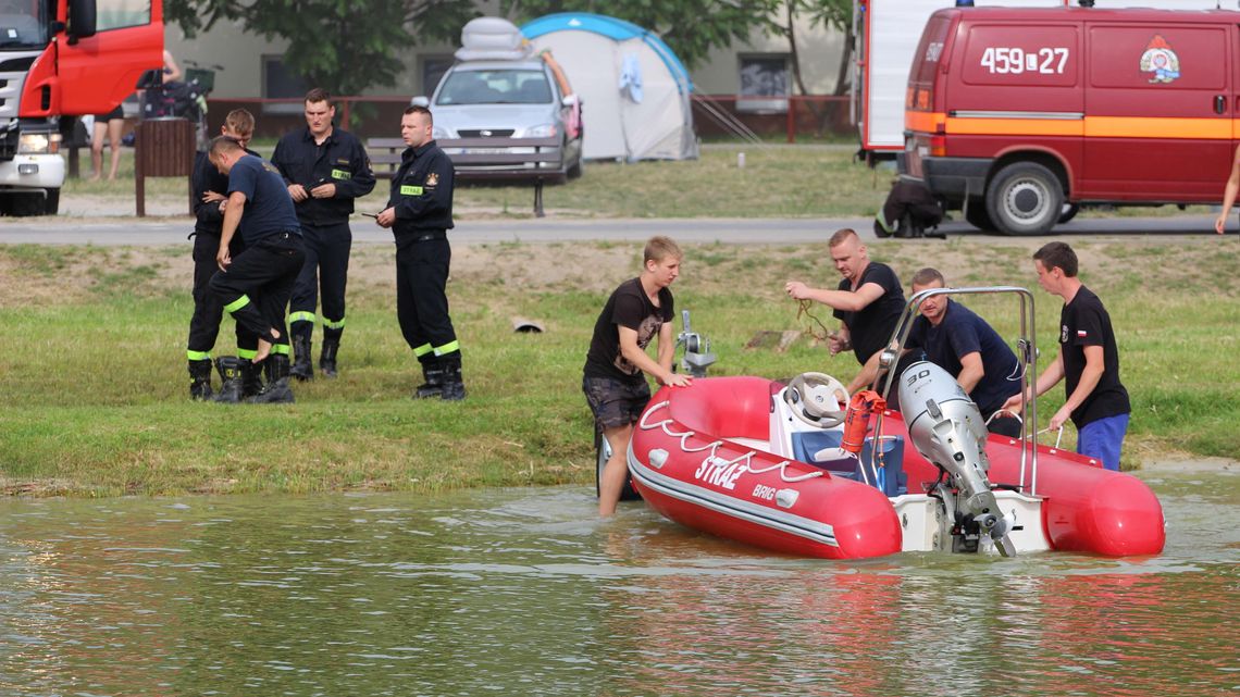 Znaleźli materac i ubrania nastolatków. Akcja poszukiwawcza nad jeziorem Firlej