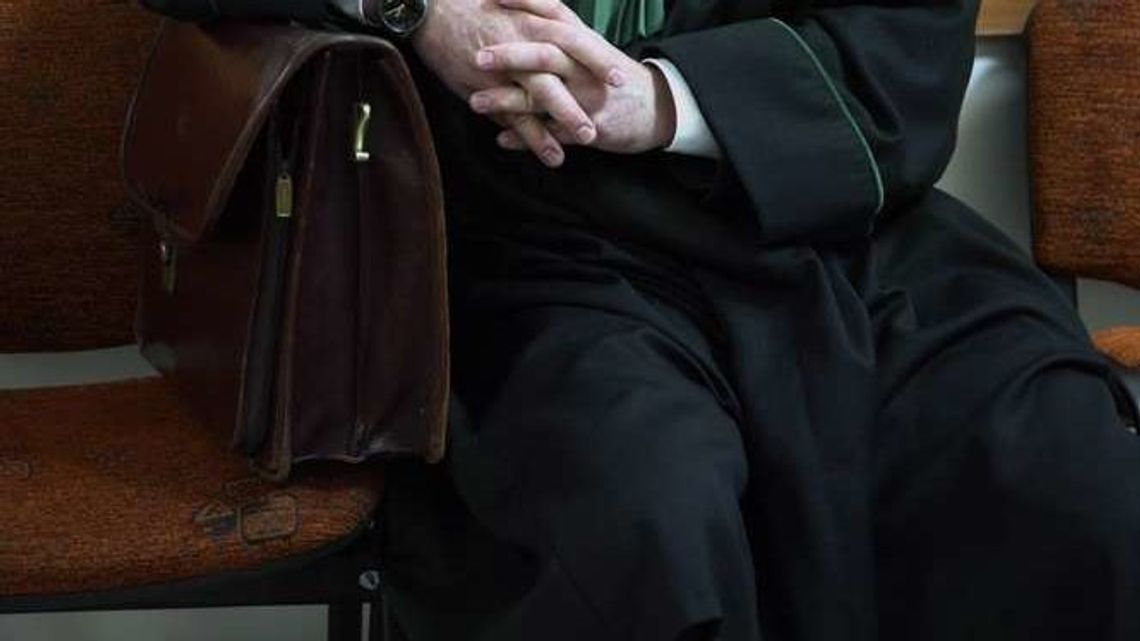 Znany adwokat oskarżony o znęcanie nad żoną. Sąd nie zgodził się na areszt