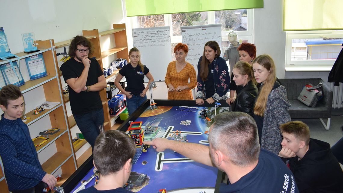 Znany popularyzator nauki w Zespole Szkół w Karczmiskach. Space Beavers znowu walczą w turnieju