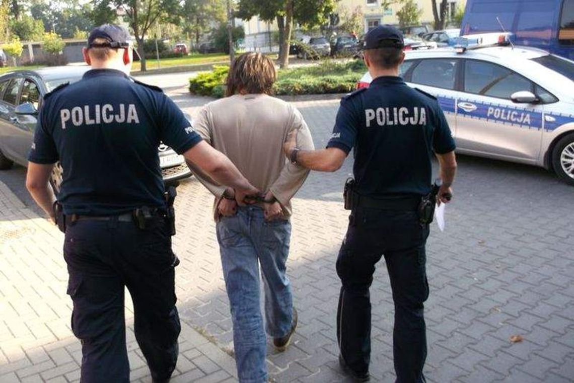 Znęcał się nad matką, demolował mieszkanie, wybił szybę w banku