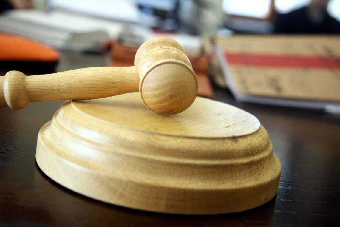 Znęcał się nad żoną i... dostał 35 tys. zł odszkodowania